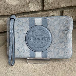 COACH DEMPSEY LARGE CORNER ZIP WRISTLET SIGNATURE JACQUARD EUC